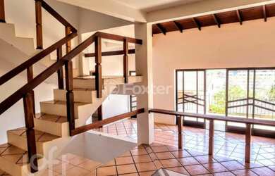 Imagem: A casa possui 5 Dormitórios, 3 Banheiros, 3 Vagas na garagem