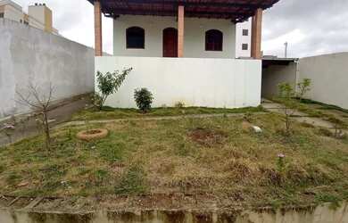 Imagem: A casa possui 3 Dormitórios, 1 Banheiro, 4 Vagas na garagem