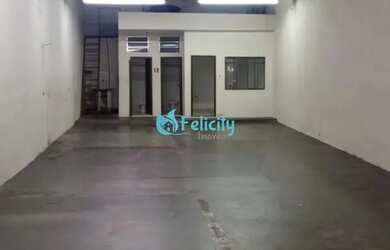 Imagem: O depósito possui 2 Vagas na garagem, 200m² de Área e está