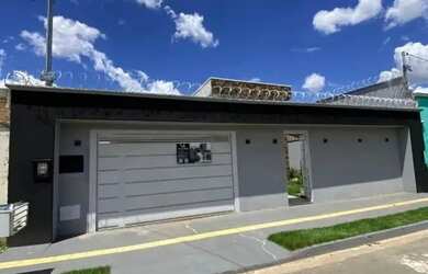 Imagem: A casa possui 3 Dormitórios, 1 Banheiro, 4 Vagas na garagem