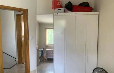 Imagem: A casa possui 3 Dormitórios, 2 Banheiros, 2 Vagas na garagem