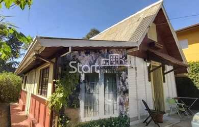 Imagem: A casa possui 1 Dormitório, 1 Banheiro, 1 Vaga na garagem