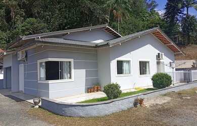 Imagem: A casa possui 3 Dormitórios, 3 Banheiros, 2 Vagas na garagem