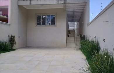 Imagem: A casa possui 3 Dormitórios, 1 Banheiro, 4 Vagas na garagem