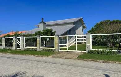 Imagem: A casa possui 5 Dormitórios, 4 Banheiros, 2 Vagas na garagem