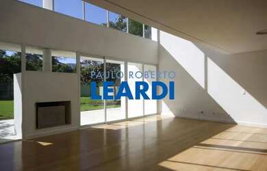 Imagem: A casa em condomínio possui 4 Dormitórios, 5 Banheiros, 5