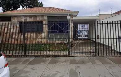 Imagem: A casa possui 3 Dormitórios, 2 Banheiros, 1 Vaga na garagem