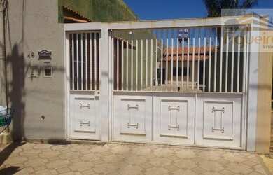 Imagem: A casa possui 3 Dormitórios, 4 Banheiros, 5 Vagas na garagem