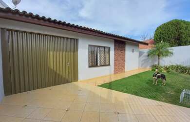 Imagem: A casa possui 3 Dormitórios, 3 Banheiros, 4 Vagas na garagem