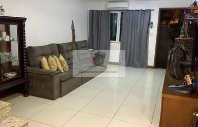 Imagem: A casa possui 3 Dormitórios, 4 Banheiros, 1 Vaga na garagem