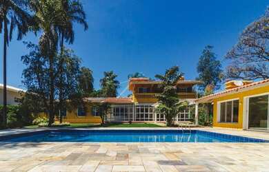 Imagem: A casa em condomínio possui 5 Dormitórios, 5 Banheiros, 5