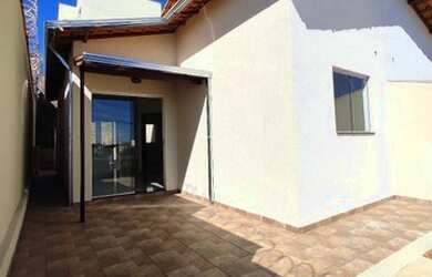 Imagem: A casa possui 3 Dormitórios, 2 Banheiros, 3 Vagas na garagem