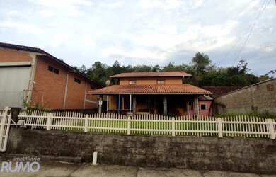 Imagem: A casa possui 5 Dormitórios, 3 Banheiros, 4 Vagas na garagem