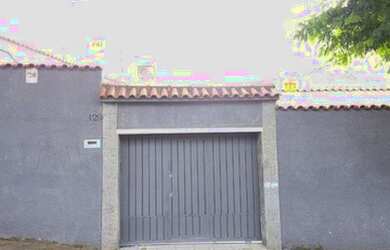 Imagem: A casa possui 3 Dormitórios, 3 Banheiros, 2 Vagas na garagem