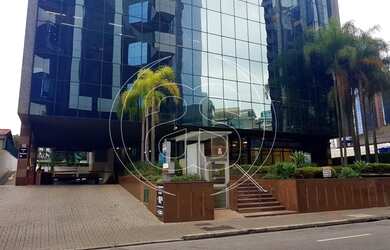 Imagem: O depósito possui 4 Vagas na garagem, 416m² de Área e está