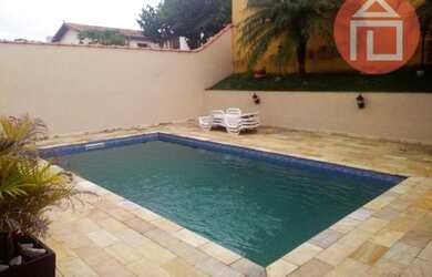 Imagem: A casa possui 3 Dormitórios, 3 Banheiros, 2 Vagas na garagem