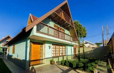 Imagem: A casa possui 4 Dormitórios, 3 Banheiros, 5 Vagas na garagem