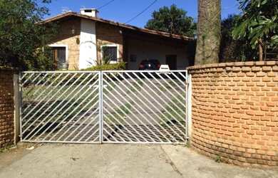 Imagem: A casa possui 3 Dormitórios, 3 Banheiros, 5 Vagas na garagem