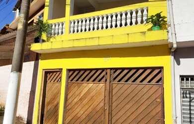 Imagem: A casa possui 5 Dormitórios, 1 Banheiro, 1 Vaga na garagem