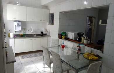 Imagem: A casa possui 3 Dormitórios, 2 Banheiros, 2 Vagas na garagem