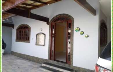 Imagem: A casa possui 4 Dormitórios, 2 Banheiros, 2 Vagas na garagem