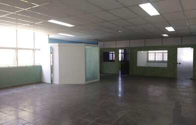 Imagem: O depósito possui 3 Vagas na garagem, 246m² de Área e está