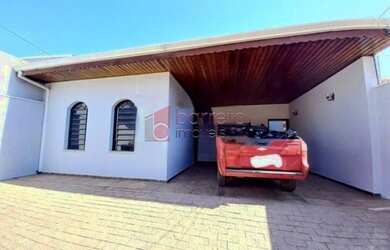 Imagem: A casa possui 3 Dormitórios, 2 Banheiros, 3 Vagas na garagem