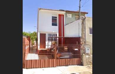 Imagem: A casa possui 2 Dormitórios, 1 Banheiro, 2 Vagas na garagem