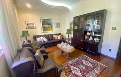 Imagem: A casa possui 3 Dormitórios, 2 Banheiros, 1 Vaga na garagem