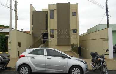 Imagem: O depósito possui 5 Vagas na garagem, 492m² de Área e está