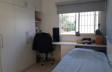 Imagem: A casa possui 4 Dormitórios, 4 Banheiros, 5 Vagas na garagem