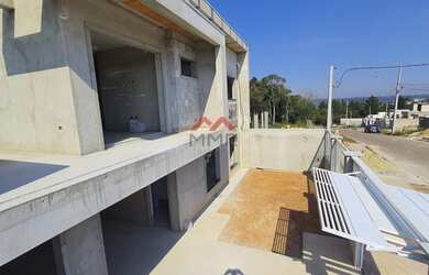 Imagem: A casa possui 3 Dormitórios, 1 Banheiro, 2 Vagas na garagem