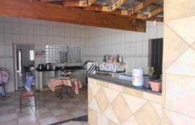 Imagem: A casa possui 3 Dormitórios, 2 Banheiros, 2 Vagas na garagem