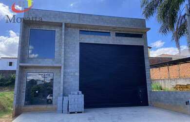 Imagem: O depósito possui 3 Vagas na garagem, 220m² de Área e está