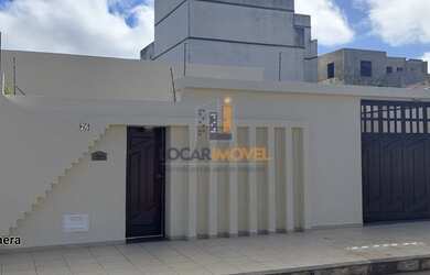 Imagem: A casa possui 3 Dormitórios, 2 Banheiros, 4 Vagas na garagem