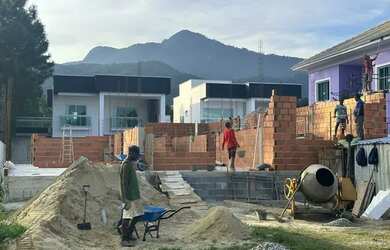 Imagem: A casa em condomínio possui 4 Dormitórios, 5 Banheiros, 2