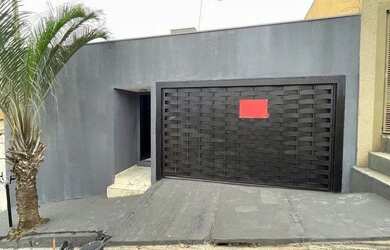 Imagem: A casa possui 2 Dormitórios, 1 Banheiro, 2 Vagas na garagem