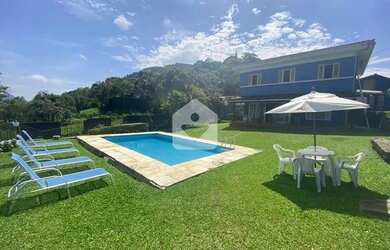 Imagem: A casa possui 5 Dormitórios, 2 Banheiros, 5 Vagas na garagem