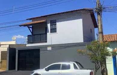 Imagem: A casa possui 3 Dormitórios, 4 Banheiros, 1 Vaga na garagem