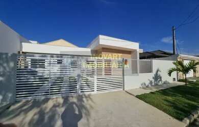 Imagem: A casa possui 3 Dormitórios, 1 Banheiro, 2 Vagas na garagem