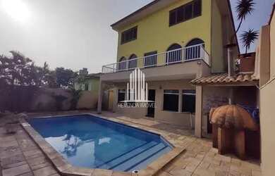 Imagem: A casa possui 4 Dormitórios, 5 Banheiros, 5 Vagas na garagem