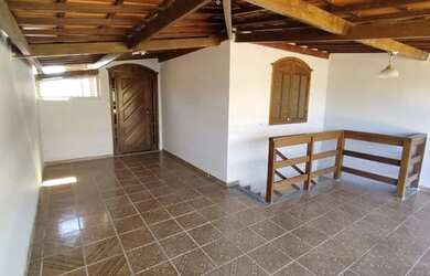 Imagem: A casa possui 3 Dormitórios, 1 Banheiro, 1 Vaga na garagem