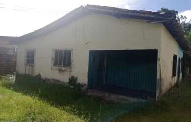 Imagem: A casa possui 2 Dormitórios, 1 Banheiro e 3 Vagas na garagem