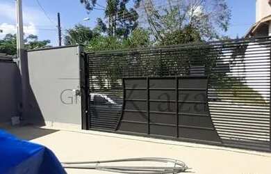 Imagem: A casa possui 3 Dormitórios, 3 Banheiros, 2 Vagas na garagem