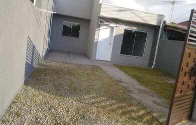 Imagem: A casa possui 3 Dormitórios, 1 Banheiro, 2 Vagas na garagem