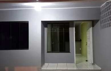 Imagem: A casa possui 2 Dormitórios, 1 Banheiro, 2 Vagas na garagem