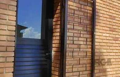 Imagem: A casa possui 3 Dormitórios, 2 Banheiros, 5 Vagas na garagem