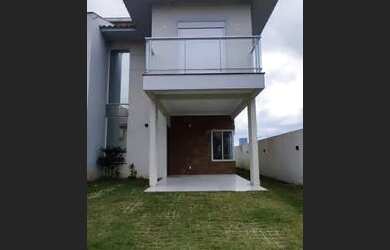 Imagem: A casa possui 3 Dormitórios, 2 Banheiros, 2 Vagas na garagem