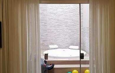 Imagem: A casa possui 3 Dormitórios, 2 Banheiros, 2 Vagas na garagem