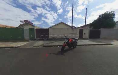 Imagem: A casa possui 3 Dormitórios, 1 Banheiro, 2 Vagas na garagem